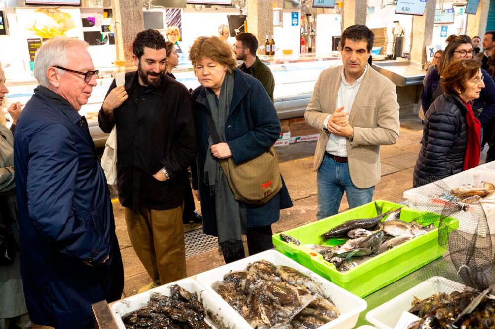 David Chipperfield y Carolyn Steel visitan la Plaza de Abastos de Santiago