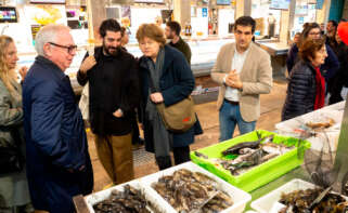 David Chipperfield y Carolyn Steel visitan la Plaza de Abastos de Santiago