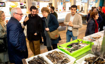 David Chipperfield y Carolyn Steel visitan la Plaza de Abastos de Santiago