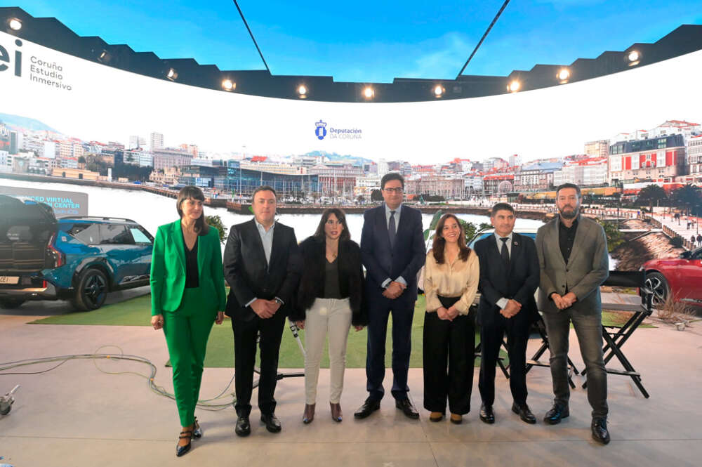 El ministro para la Transformación Digital y la Función Pública, Óscar López, y el presidente de la Diputación de A Coruña, Valentín González Formoso, entre otras autoridades, durante la inauguración del plató virtual Coruña Estudio Inmersivo