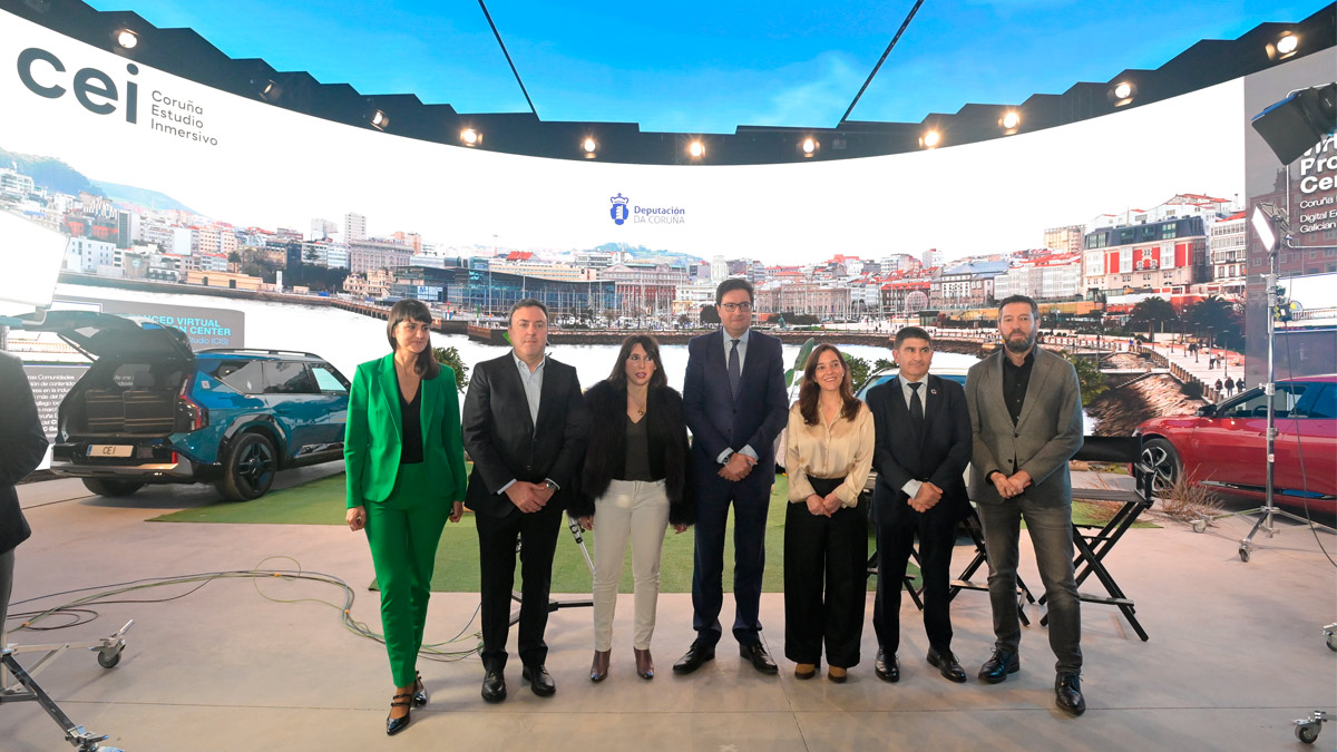 El ministro para la Transformación Digital y la Función Pública, Óscar López, y el presidente de la Diputación de A Coruña, Valentín González Formoso, entre otras autoridades, durante la inauguración del plató virtual Coruña Estudio Inmersivo