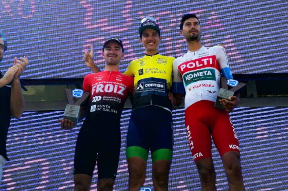 José Luis Faura, del Club Ciclista Padronés-Cortizo, posa en el podio tras ganar la Volta a Galicia. Lucas Lopes, del Supermercados Froiz, fue segundo mientras que Pablo García, del Polti Kometa U23, fue tercero / Club Ciclista Padronés-Cortizo