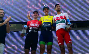 José Luis Faura, del Club Ciclista Padronés-Cortizo, posa en el podio tras ganar la Volta a Galicia. Lucas Lopes, del Supermercados Froiz, fue segundo mientras que Pablo García, del Polti Kometa U23, fue tercero / Club Ciclista Padronés-Cortizo