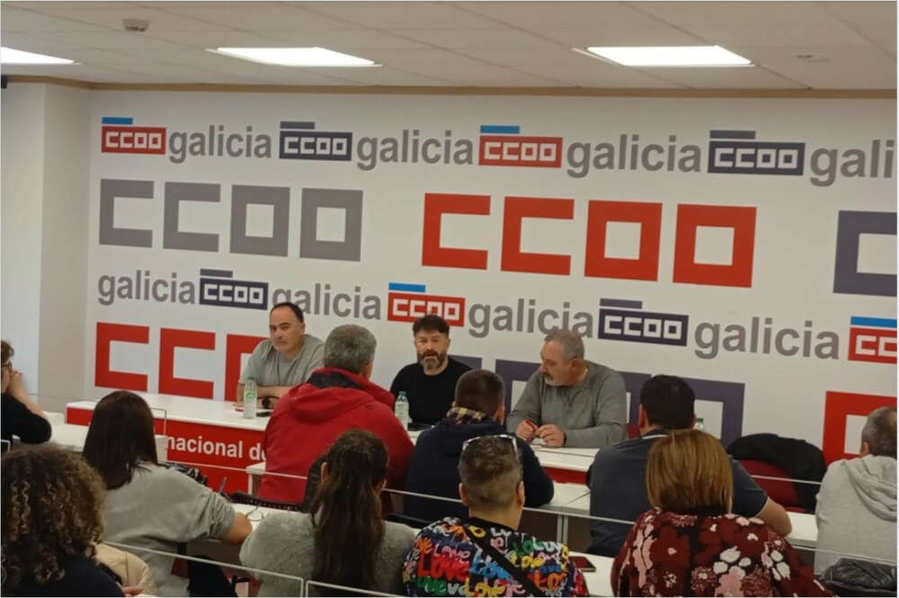 De izquierda a derecha, Víctor Ledo, secretario de Organización, Relacións Orgánicas e Institucionais de la Federación de Industria de CCOO en Galicia; Juan Carlos López Corbacho, secretario xeral de Industria; y José María González Cibes, ex secretario comarcal de Industria en Santiago-Barbanza / CCOO