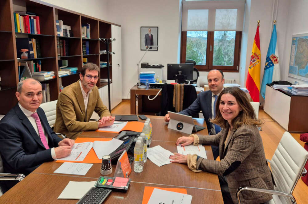 (I-d): Juan Carlos Reboredo, secretario general de la Oficina de Coordinación Económica de Presidencia; Julián Cerviño, director de la Axencia para a Modernización Tecnolóxica de Galicia; Alfredo Ramos, director de R y de MasOrange en Galicia; y Luz Usamentiaga, directora general de Regulación, Asuntos Públicos y Sostenibilidad de MasOrange