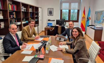 (I-d): Juan Carlos Reboredo, secretario general de la Oficina de Coordinación Económica de Presidencia; Julián Cerviño, director de la Axencia para a Modernización Tecnolóxica de Galicia; Alfredo Ramos, director de R y de MasOrange en Galicia; y Luz Usamentiaga, directora general de Regulación, Asuntos Públicos y Sostenibilidad de MasOrange