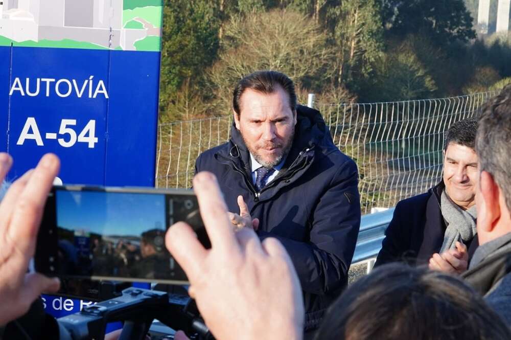 Óscar Puente, en la inauguración del tramo Palas de Rei-Melide, en la autovía entre Santiago y Lugo