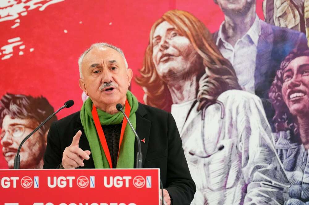 El secretario general de UGT, Pepe Álvarez, aplaude durante a la clausura del 14º Congreso UGT Galicia