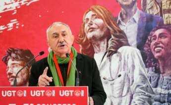 El secretario general de UGT, Pepe Álvarez, aplaude durante a la clausura del 14º Congreso UGT Galicia