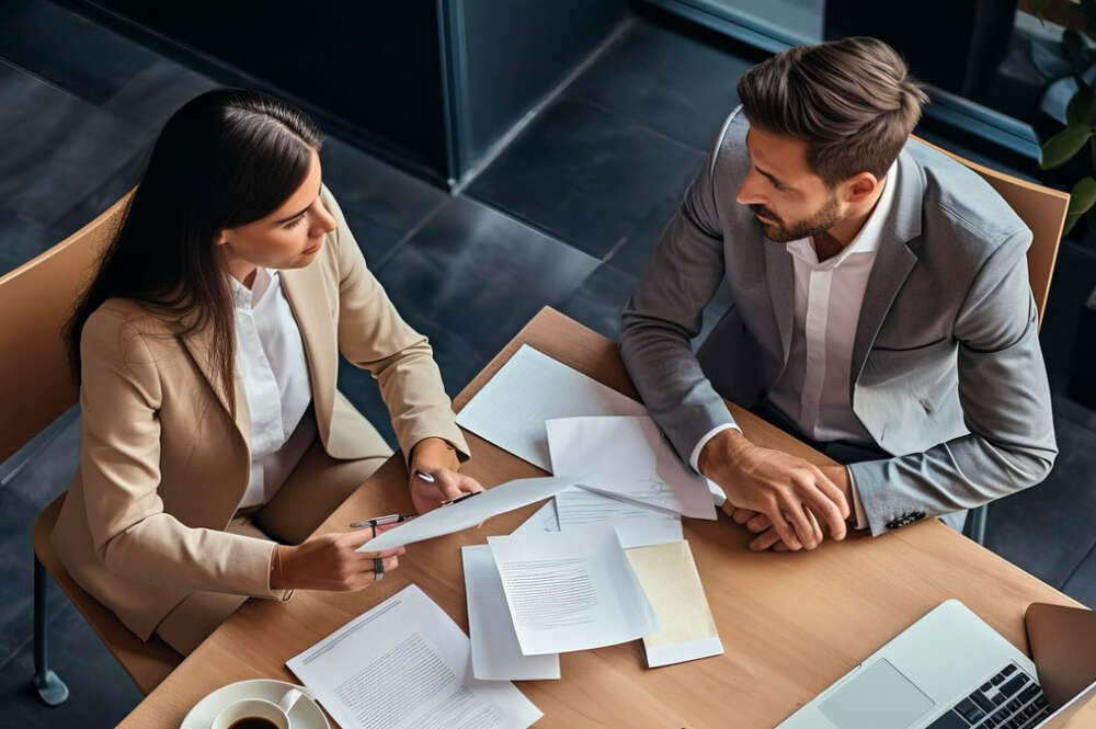 dos personas manteniendo una reunión en el trabajo