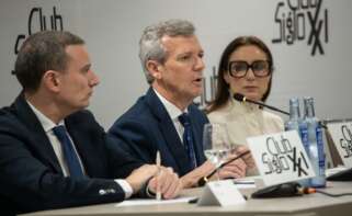 El presidente de la Xunta de Galicia, Alfonso Rueda (c), durante un almuerzo-coloquio, en la sede del Club Siglo XXI / Europa Press