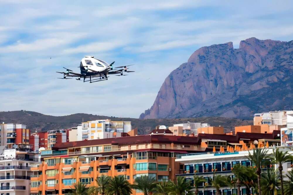 Imagen de la operación pionera en Benidorm, en la que por primera vez en Europa se simultaneó el vuelo de un aerotaxi con once drones en un espacio urbano / ITG