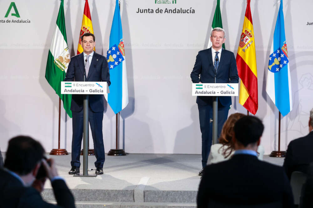 El presidente de la Junta de Andalucía, Juanma Moreno, (i) junto al presidente de la Xunta de Galicia, Alfonso Rueda, (d) durante el II Encuentro entre ambas comunidades entre Andalucía y Galicia en el Palacio de San Telmo, a 18 de marzo de 2025 en Sevilla (Andalucía, España)