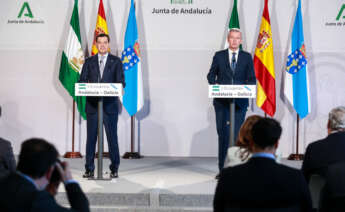 El presidente de la Junta de Andalucía, Juanma Moreno, (i) junto al presidente de la Xunta de Galicia, Alfonso Rueda, (d) durante el II Encuentro entre ambas comunidades entre Andalucía y Galicia en el Palacio de San Telmo, a 18 de marzo de 2025 en Sevilla (Andalucía, España)