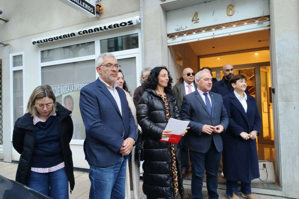 Reunión de los socialistas lucenses en la que ha sido propuesto Miguel Fernández, a la izquierda de la imagen, para tomar posesión como nuevo alcalde de Lugo - EUROPA PRESS