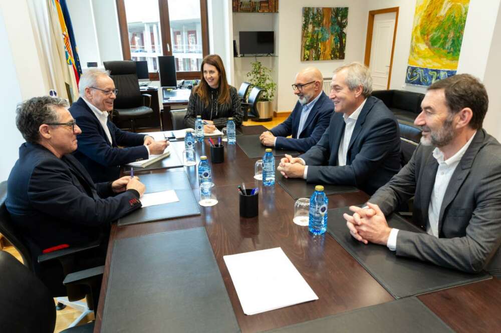 La conselleira de Medio Rural, María José Gómez, en una reunión con el presidente de García Baquero, Miguel Ángel García Baquero, y con los responsables de Aira / Xunta