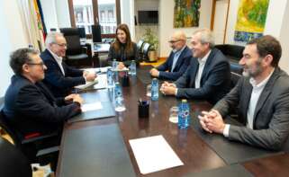 La conselleira de Medio Rural, María José Gómez, en una reunión con el presidente de García Baquero, Miguel Ángel García Baquero, y con los responsables de Aira / Xunta