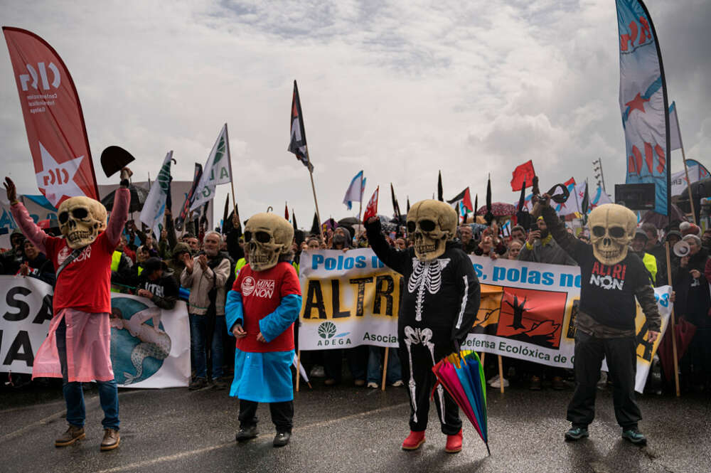 Varias personas durante una nueva manifestación contra Altri, a 22 de marzo de 2025, en Pobra do Caramiñal, A Coruña, Galicia (España).