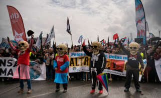 Varias personas durante una nueva manifestación contra Altri, a 22 de marzo de 2025, en Pobra do Caramiñal, A Coruña, Galicia (España).