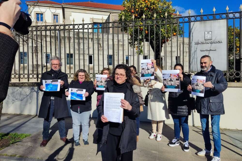 Empleados de una residencia de mayores de Santiago presentan firmas en la Xunta contra la "psiquiatrización" del centro - TRABAJADORES