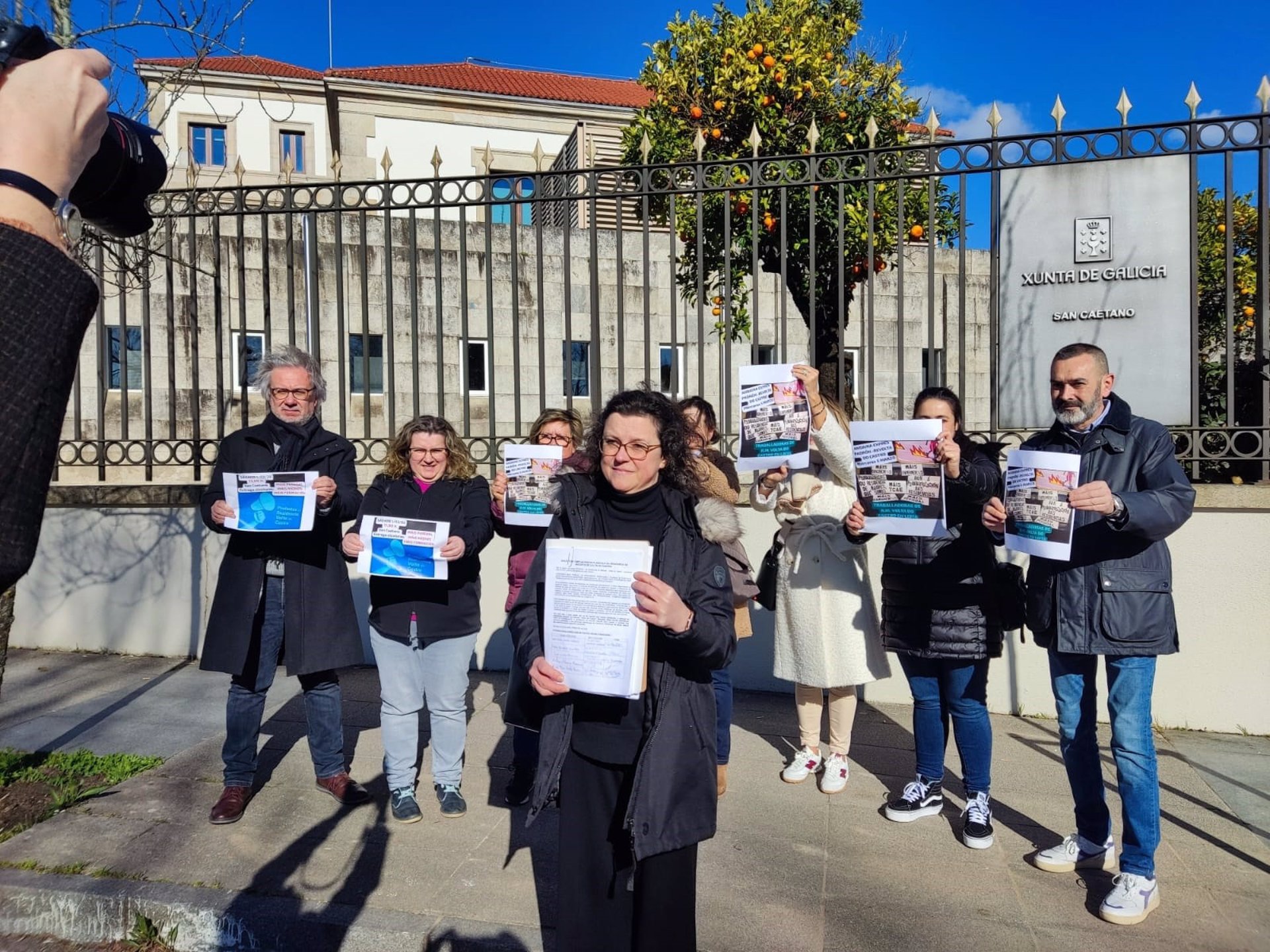 Empleados de una residencia de mayores de Santiago presentan firmas en la Xunta contra la "psiquiatrización" del centro - TRABAJADORES