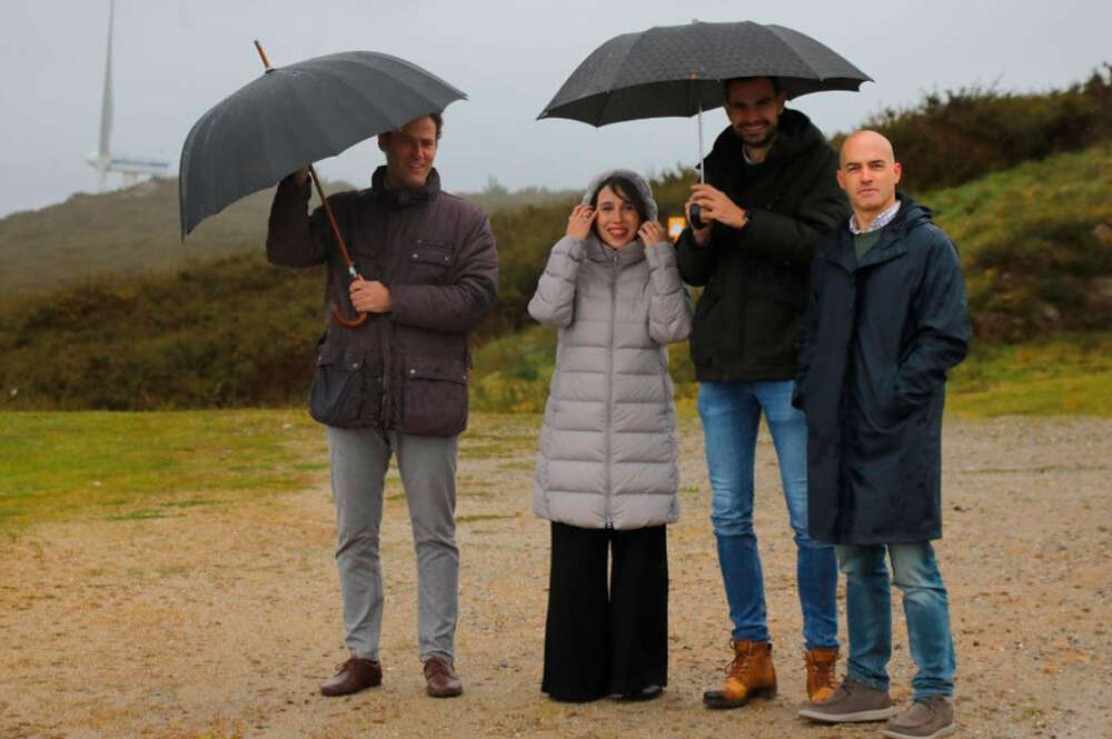 La conselleira de Economía, María Jesús Lorenzana, observa un molino eólico en el parque de Xiabr