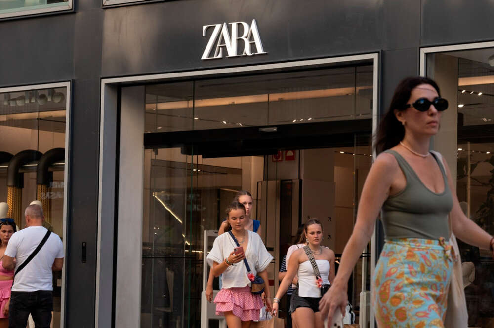 Varias personas pasan delante de una tienda Zara, en el centro de Barcelona, a 26 de septiembre de 2024, en Barcelona, Catalunya (España). David Zorrakino / Europa Press