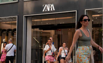 Varias personas pasan delante de una tienda Zara, en el centro de Barcelona, a 26 de septiembre de 2024, en Barcelona, Catalunya (España). David Zorrakino / Europa Press