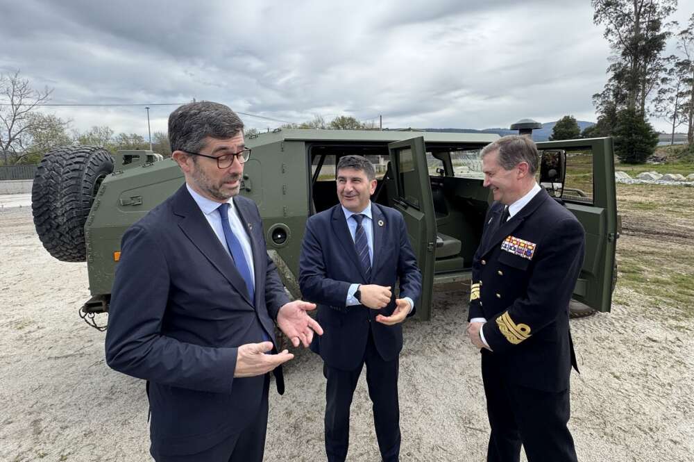 Justo Sierra, presidente de Urovesa, a la izquierda, enseña las instalaciones de la compañía en Valga al delegado del Gobierno en Galicia, Pedro Blanco, en el centro.