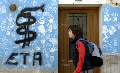 Una joven pasa por delante de la vivienda en donde residía el ex alcalde de Etxarri-Aranatz, Salvador Ulayar, asesinado por ETA en 1979. EFE