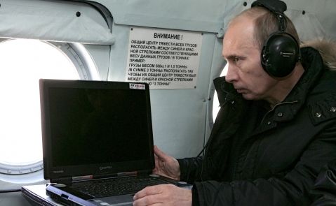 El presidente ruso Vladimir Putin fotografiado en su avión. | EFE