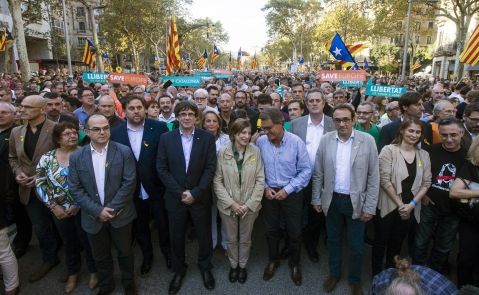 El presidente de la Generalitat, Carles Puigdemont, en la manifestación convocada por la Mesa por la Democracia para pedir la libertad de 'los Jordis', donde miles gritan "presos políticos". Foto: EFE/QG