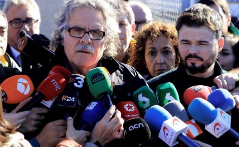 Los portavoces de ERC en el Congreso, Joan Tardà (i) y Gabriel Rufián (d), con la diputada Ester Capella (centro). EFE/ Victor Lerena