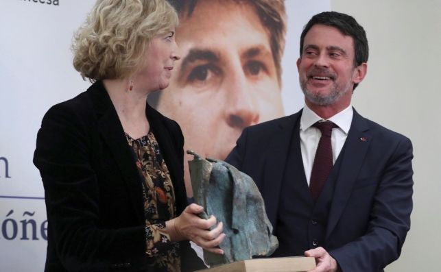 El exprimer ministro francés, Manuel Valls, al recibir el Premio Gregorio Ordóñez, en San Sebastián. Foto: EFE/JH