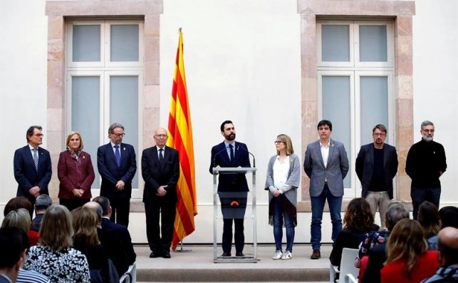 Roger Torrent junto a Xavier Domènech, Elsa Artadi, Artur Mas y Carles Riera durante la declaración institucional realizada en el auditorio del Parlament / EFE