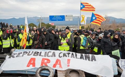 Una manifestación independentista en la autopista AP-7