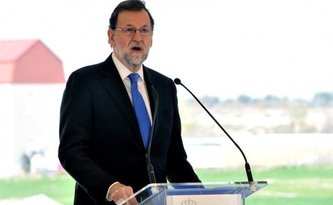 Mariano Rajoy habla ante los medios durante su visita a las obras de la Autovía A-32 / EFE