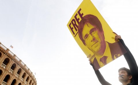 Un ciudadano reclama la libertad de Puigdemont