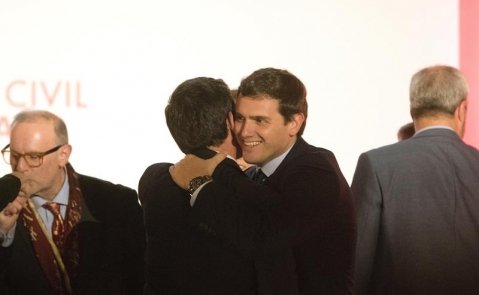 Albert Rivera abraza a Manuel Valls / EFE