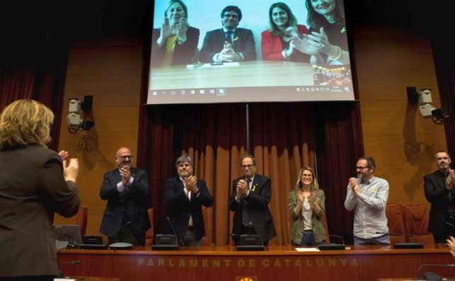 Quim Torra recibe el aplauso de Puigdemont / EFE