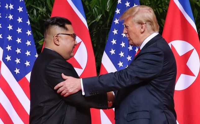 Donald Trump y Kim Jong-un se reúnen en una cumbre histórica. EFE/KEVIN LIM/THE STRAITS TIMES