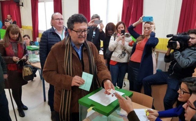 El candidato de Vox a la presidencia de la Junta de Andalucía, Francisco Serrano, en el momento de ejercer su derecho al voto en Sevilla. Foto: EFE/FC