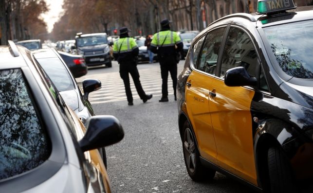 Huelga de taxistas en la Gran Vía de Barcelona. Foto: EFE/TA