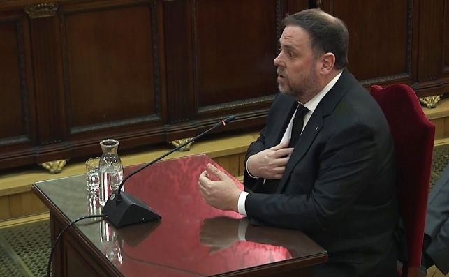 El exvicepresidente de la Generalitat y principal acusado, Oriol Junqueras, durante la tercera jornada del juicio del "procés" en la Sala de Plenos del Tribunal Supremo