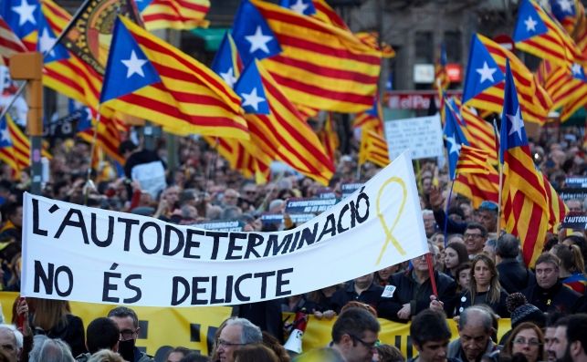 Miles de personas participan en la manifestación convocada por ANC y Òmnium Cultural en el centro de Barcelona para protestar por el juicio del "procés" y para reivindicar que "la autodeterminación no es delito". Foto: EFE/AG