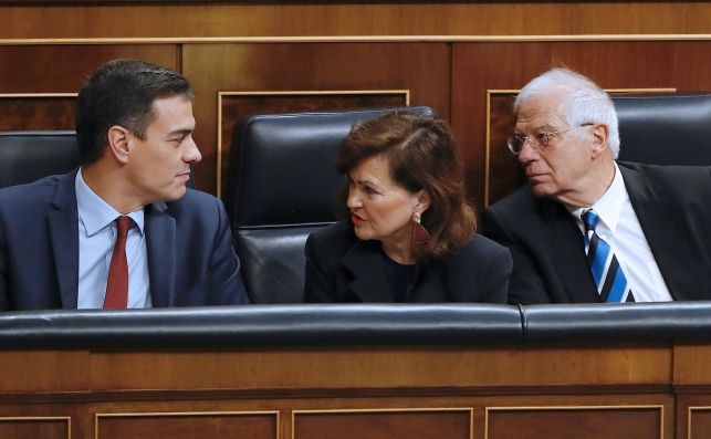 El presidente del Gobierno, Pedro Sánchez, junto a la vicepresidenta del Gobierno y ministra de Igualdad, Carmen Calvo (c),y el ministro de Asuntos Exteriores, UE y Cooperación, Josep Borrell (d), este miércoles durante el último pleno del Congreso de la 