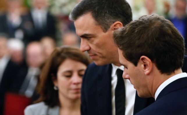 Sánchez y Rivera, en la capilla ardiente del exvicepresidente Alfredo Pérez Rubalcaba en el Congreso, el pasado sábado. EFE/JP Gandul