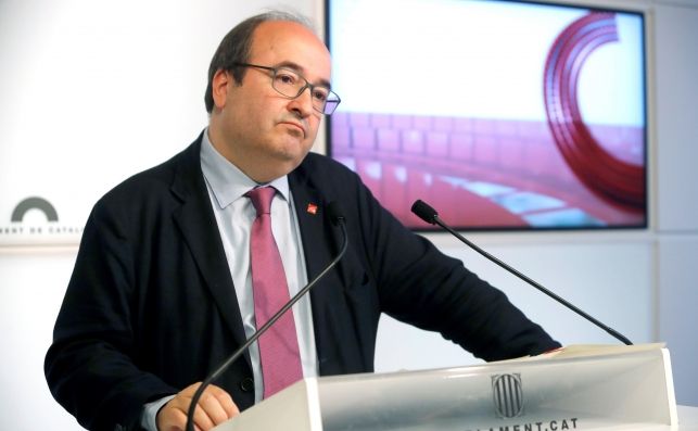 El lÍder del PSC, Miquel Iceta, durante la rueda de prensa que ha ofrecido tras el pleno del Parlamento de Cataluña donde este jueves se ha votado la propuesta de su designación como senador autonómico