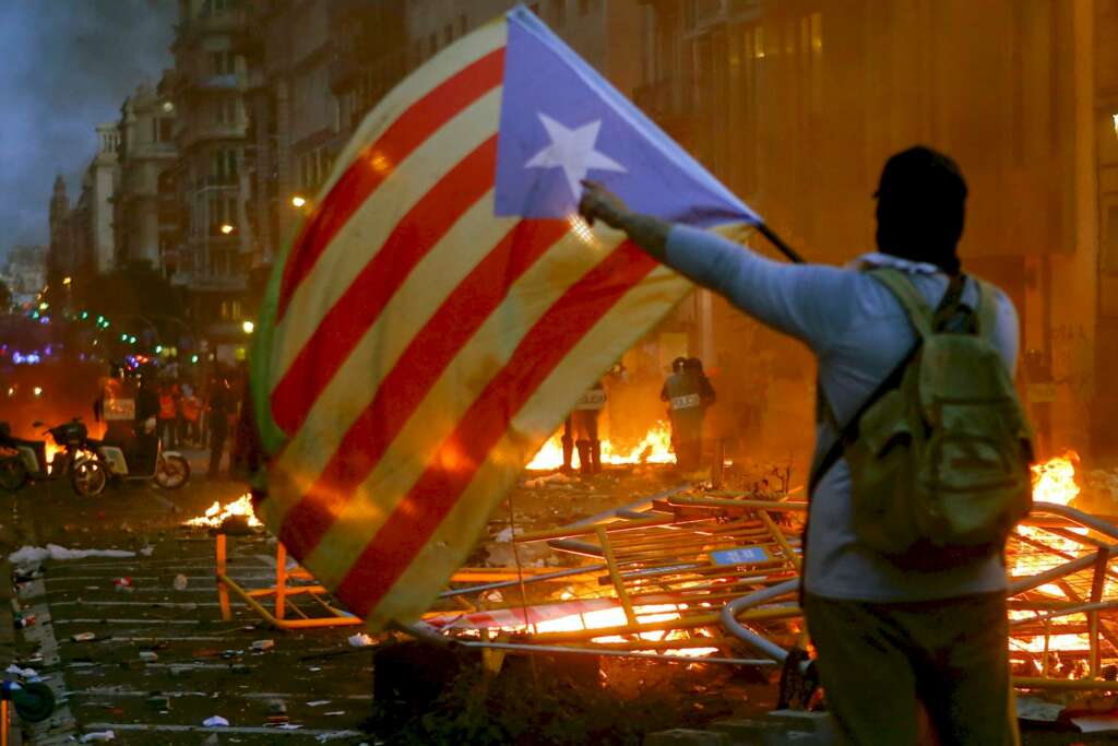 Disturbios en Barcelona en el quinto día de protestas por la sentencia del 'procés', el 18 de octubre de 2019. | EFE/QG/Archivo