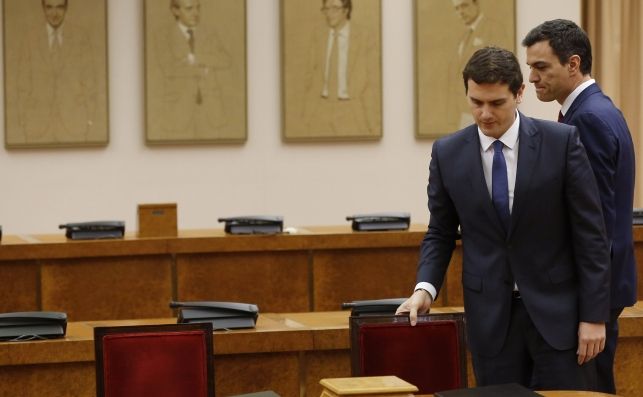  El secretario general del PSOE, Pedro Sánchez (d), y el presidente de Ciudadanos, Albert Rivera, durante la firma de un acuerdo de investidura y legislatura alcanzado entre los dos partidos en febrero de 2016